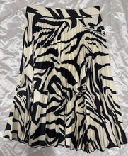 Load image into Gallery viewer, Incity Gatineau Pleated Pattern Skirt 8724
